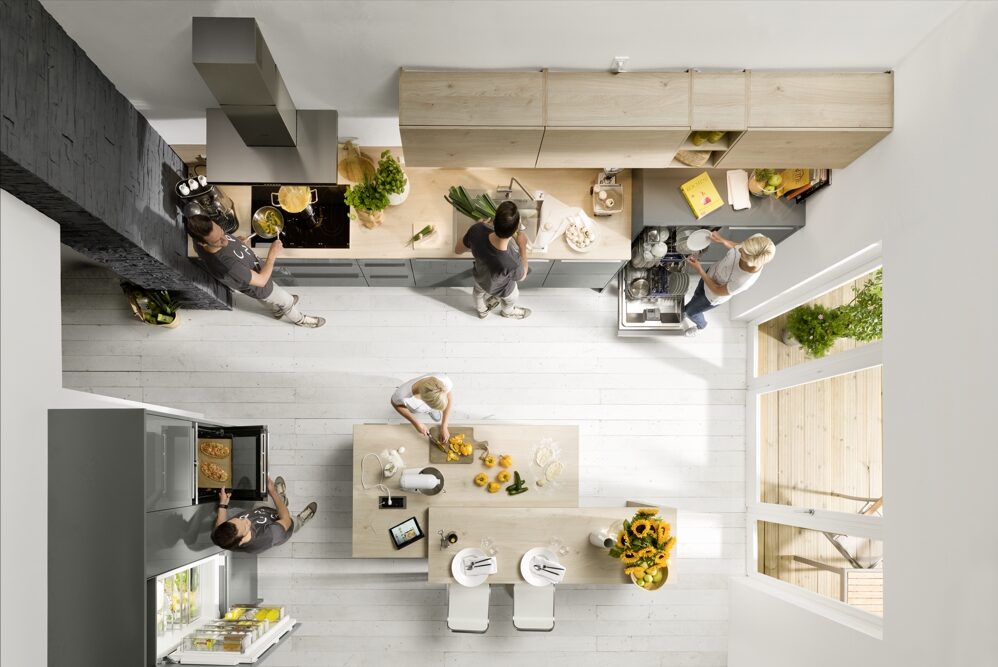 Familie ist am Kochen in einer tollen Nolte Küche