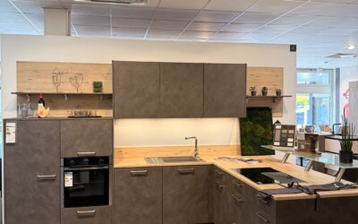 Nolte Einbauküche in Beton-Optik abgesetzt in Wildeiche inkl. NEFF Elektrogeräten. 4.998,-