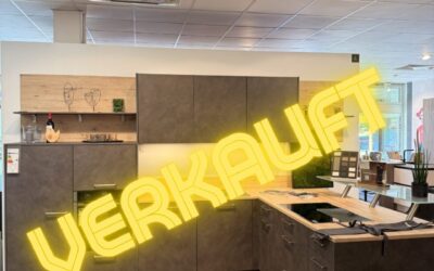 VERKAUFT | Nolte Einbauküche in Beton-Optik abgesetzt in Wildeiche inkl. NEFF Elektrogeräten.